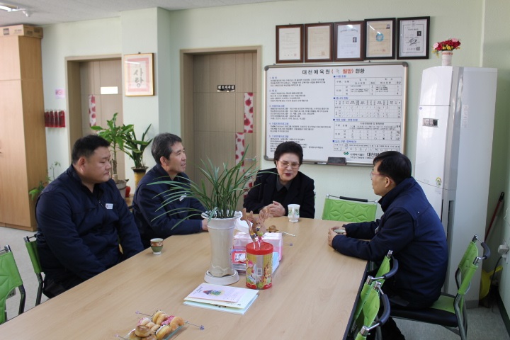 생활필수품(휴지, 로숀, 세제, 샴푸, 내의 등)과 식품(라면), 그리고 아이들이 문화생활을 누릴 수 있는 문화상품권을 전달하는 사진