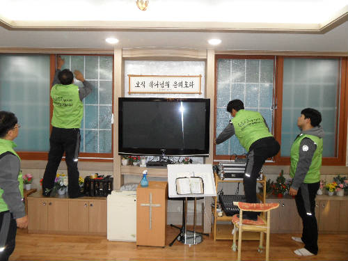 단열재 작업과 문틈 외풍방지 작업하는 사진