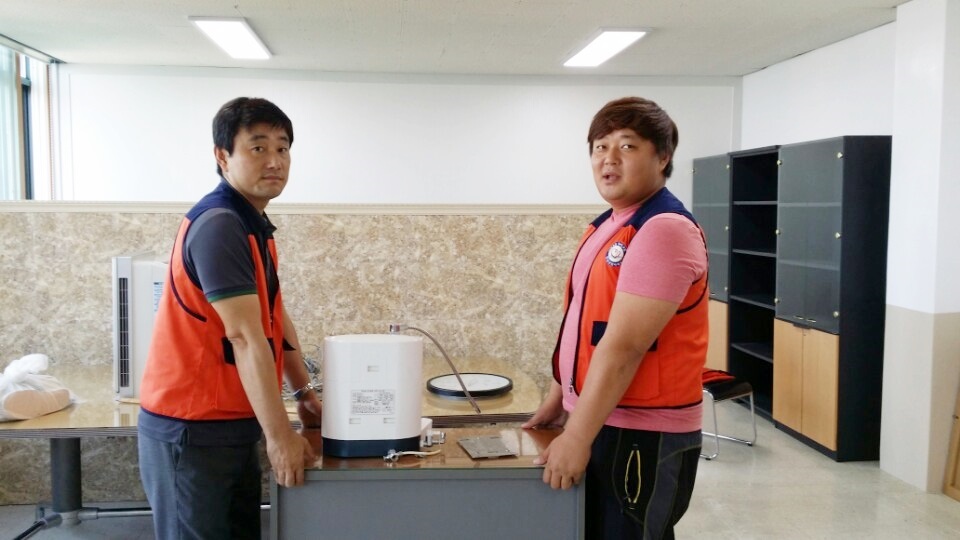 변정리등 환경정화 하는 장면