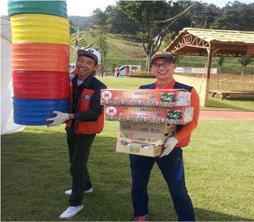 문화행사를 준비하면서 웃고있는 봉사단을 찍은 사진