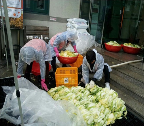안성지점 독거노인, 불우이웃 나눔 배추 씻는 장면