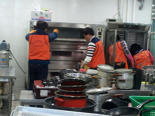 안성지점 안성사회복지관 노력봉사 활동 - 주방설거지 장면