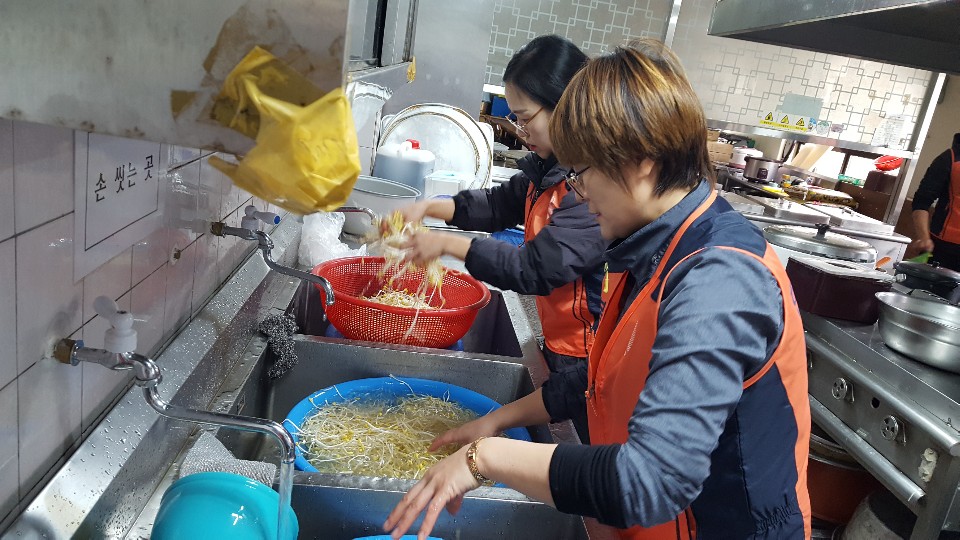 무료급식활동 사진 - 식재료 세척