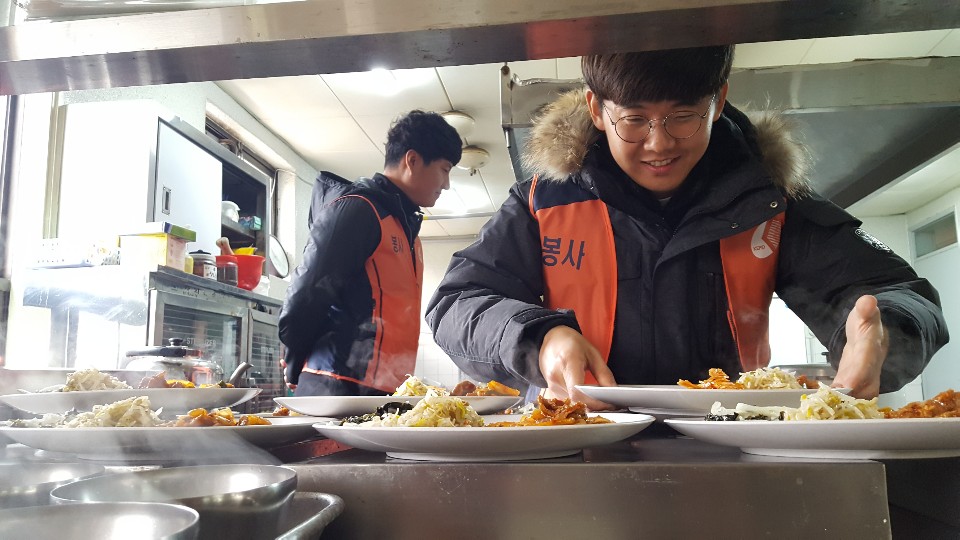 무료급식활동 사진 - 배식