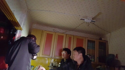 노후화된 누전 차단기, 전선, 전등을 교체하는 장면