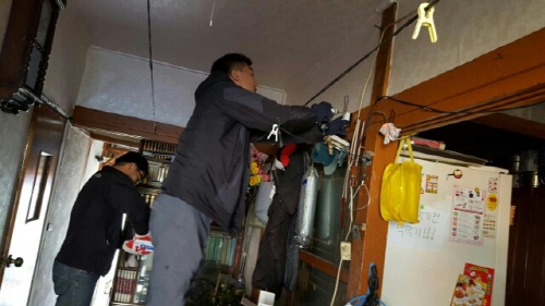 주변환경 정비하는 장면