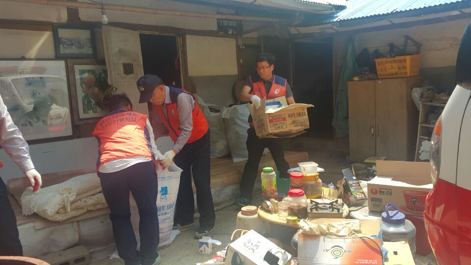 독거노인 방청소 및  주변 정리정돈 실시