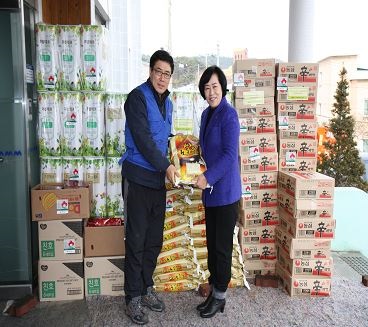태안사업처 어려운 지역주민들에게 기부물품 전달
