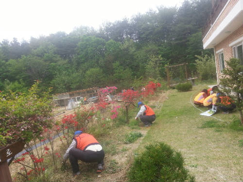 기쁨샘 요양원을 찾아  노인 위로 및 환경정화 활동