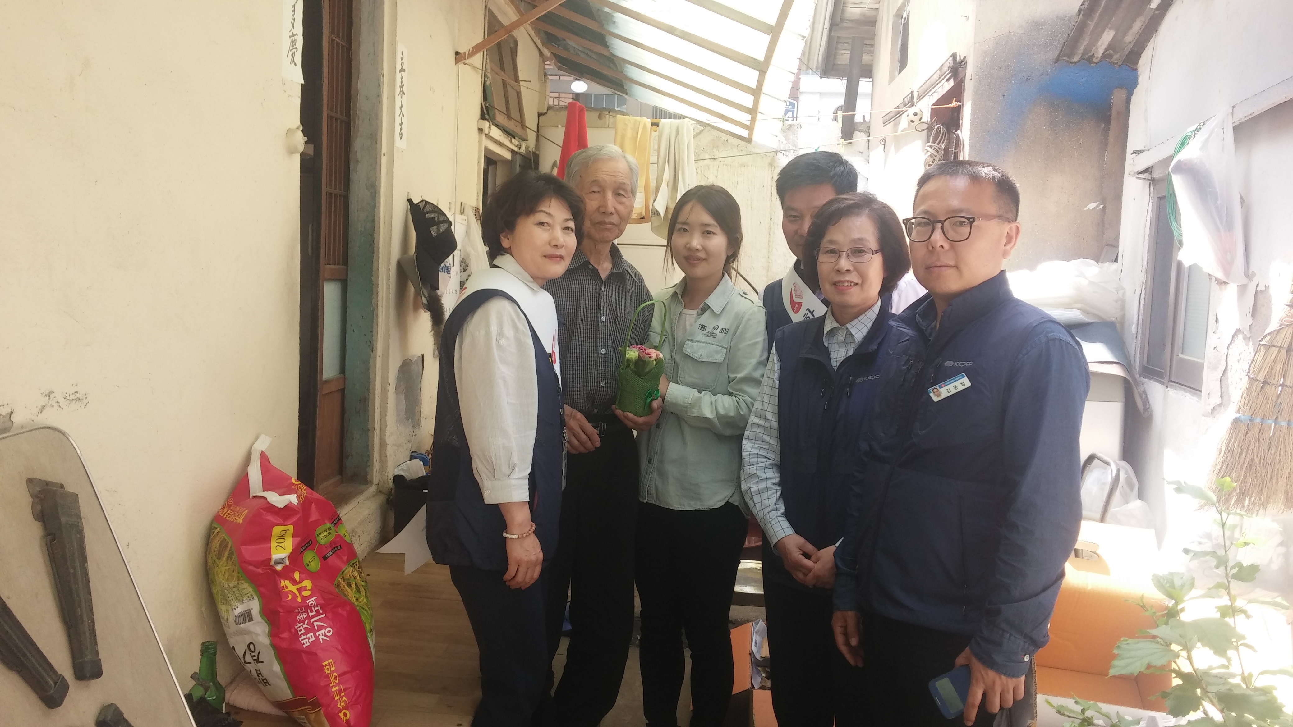 가정의 달 맞이 홀몸어르신 카네이션 및 쌀 전달