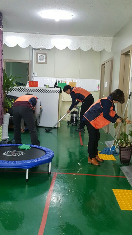 바닥 청소 모습