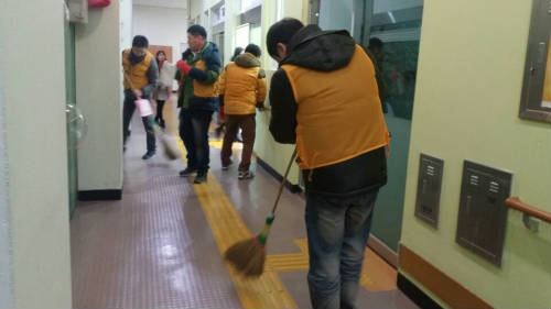 울산장애인 종합복지관 청소하는 장면