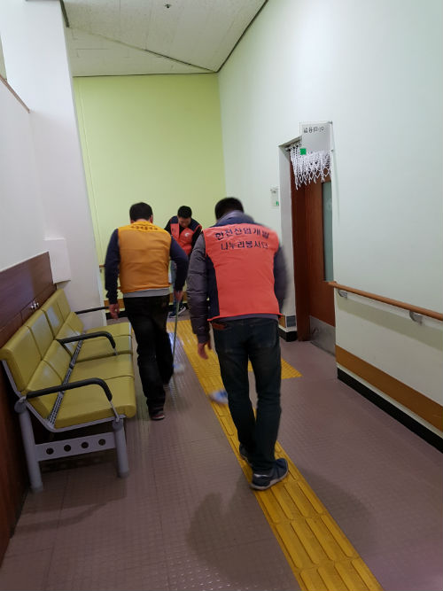 복도 청소