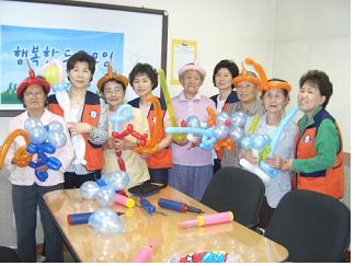 서부지점, 마포노인복지관 ‘두레모임’ 풍선만들기 참여