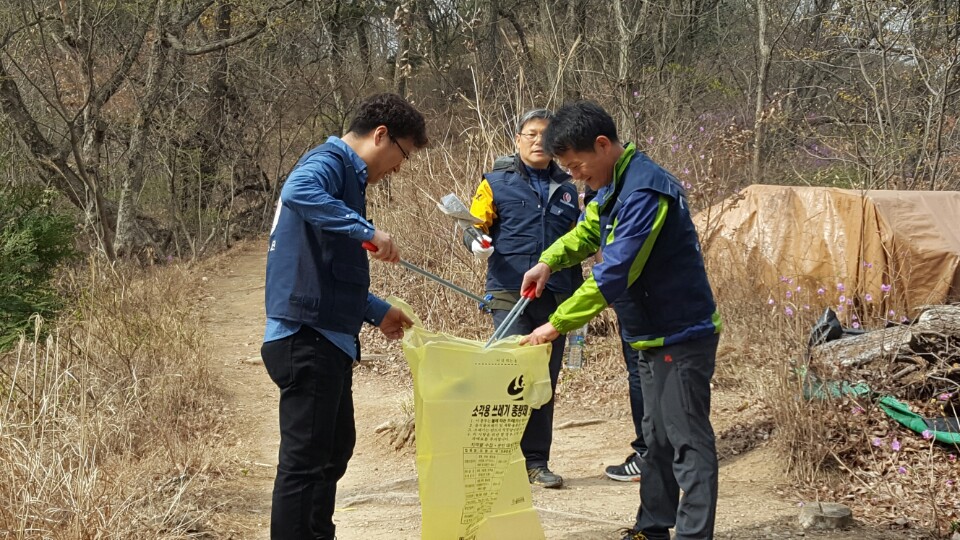 [마산지점] 나누리 봉사단 환경정화 활동시행 - 휴지줍는 사진