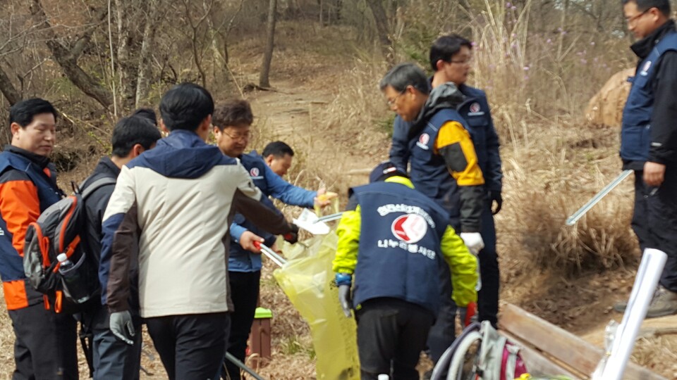 [마산지점] 나누리 봉사단 환경정화 - 산길을 청소하는 사진
