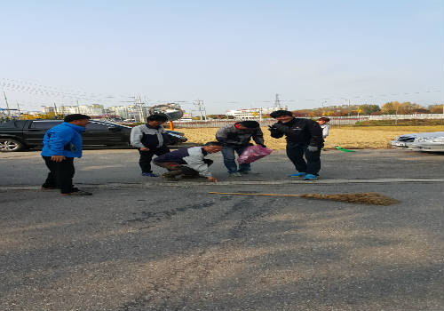 한전사옥주변 거리청소하는 장면