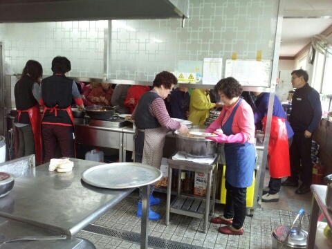 [마산지점]나누리 봉사단 무료배식 봉사활동 - 주방에서 일하는 사진