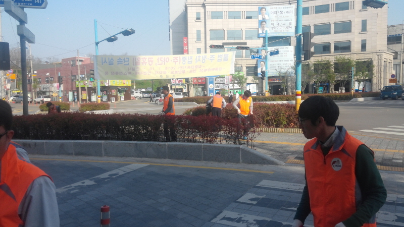 3지역본부 고성지점 환경 정화활동 - 건널목 청소 사진