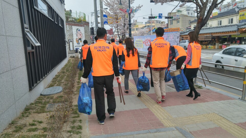 1지역본부 속초지점 환경정화 봉사활동 전개 - 휴지줍는 사진