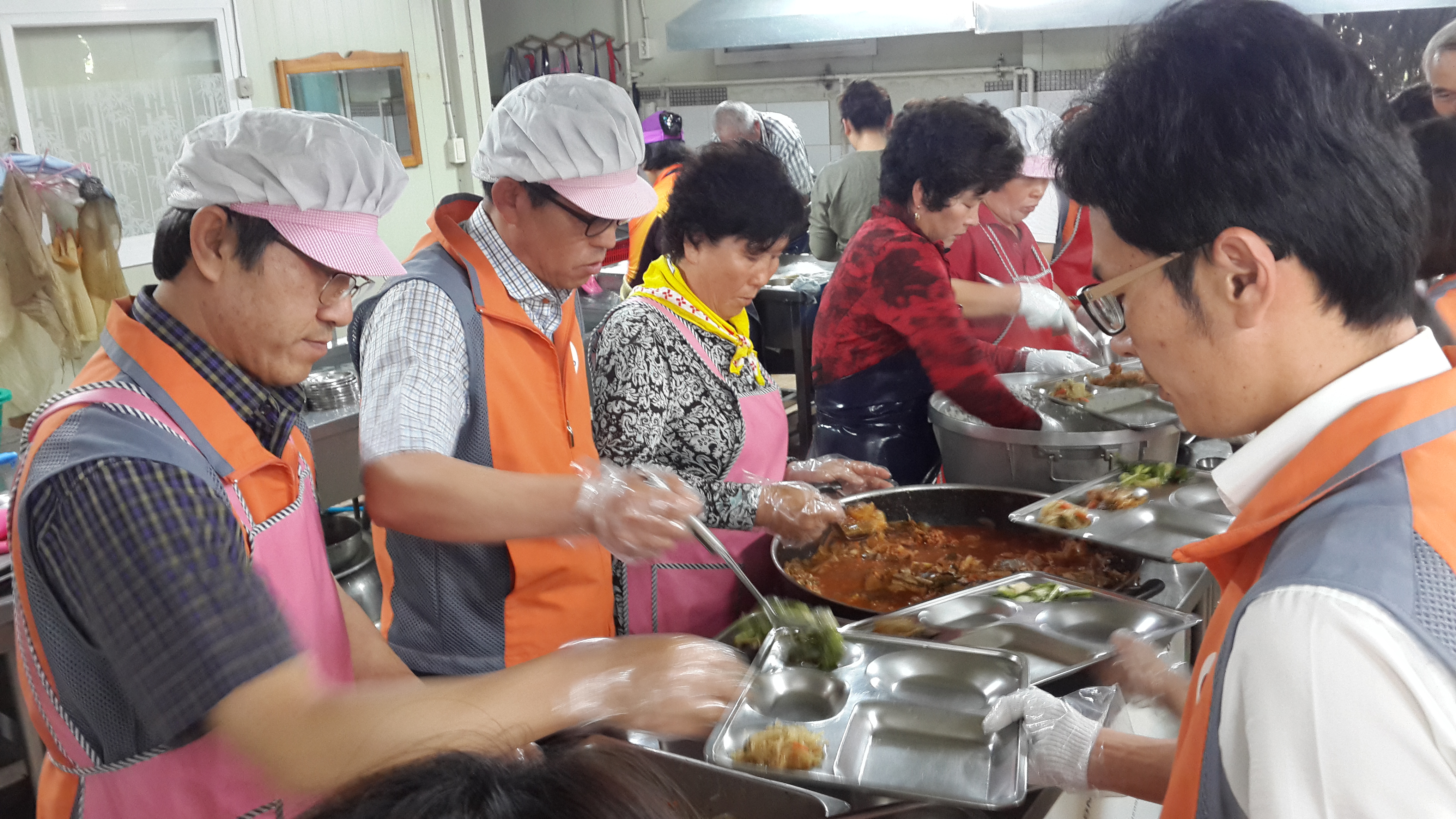 성주지점  무료급식소에 방문 점심식사 배분 및 식기세척 