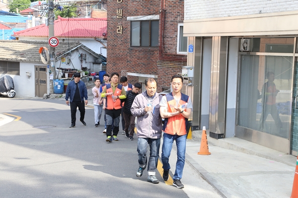 맹아원 원생들과 함께한 산책봉사