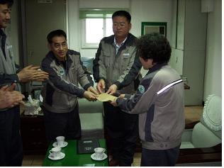 서천사업소, 경노무원 배남선 사우에 위로금 전달