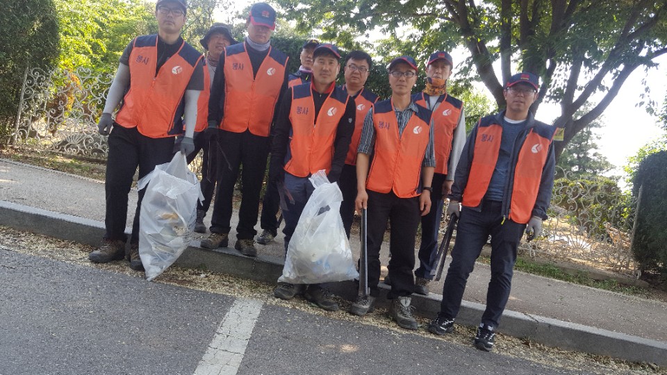 검단산 등산로 주변 환경정화활동 단체사진