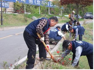 천안지점, 어버이날 앞둔 ‘효자의집’에 연산홍 등 식수
