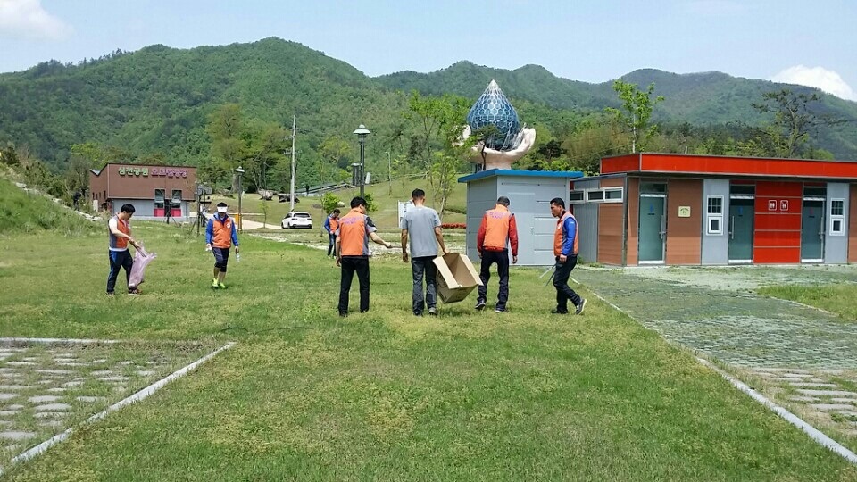 호국의날을 맞이하여 현충탑 주변 환경정리