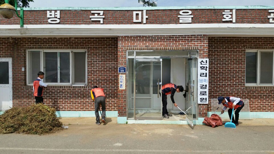병곡마을회관 바닥 닦는 모습