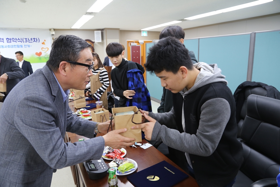 북한 이탈 학생 후원금 전달