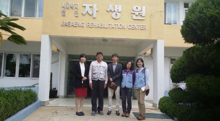 나누리봉사단이 자생원에 후원금을 전달 후 자생원 앞에서 찍은 사진