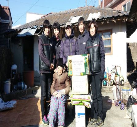 나누리봉사단이 동암마을에 거주하시는 할머니댁에 방문하여 생필품 전달 후 할머니와 함께 찍은 사진