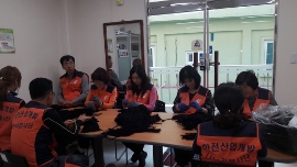 신애재활원 장애우들과 수공예작업