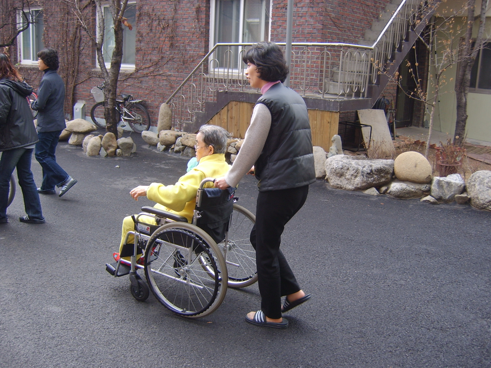 남대구지점, 노인요양시설에서 봉사활동