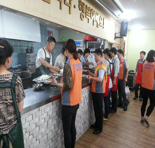 독거 노인들을 위한 밥퍼 배식 활동