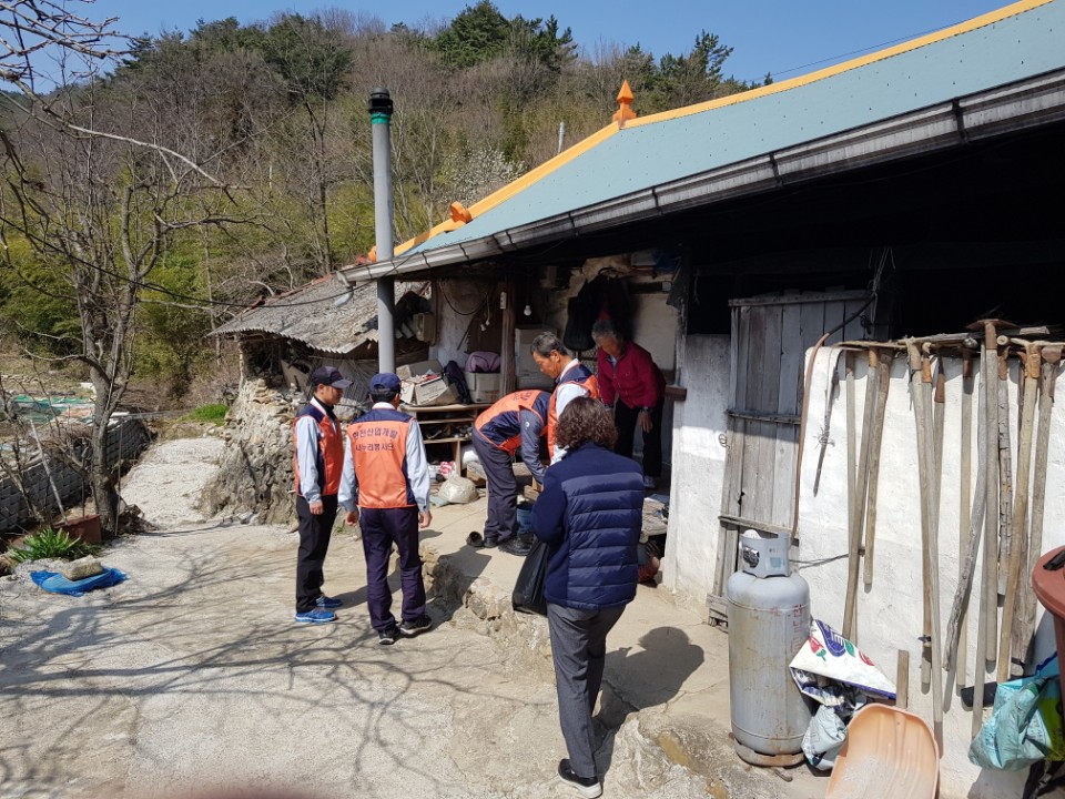 생활용품 전달 및 노후전기시설 교체