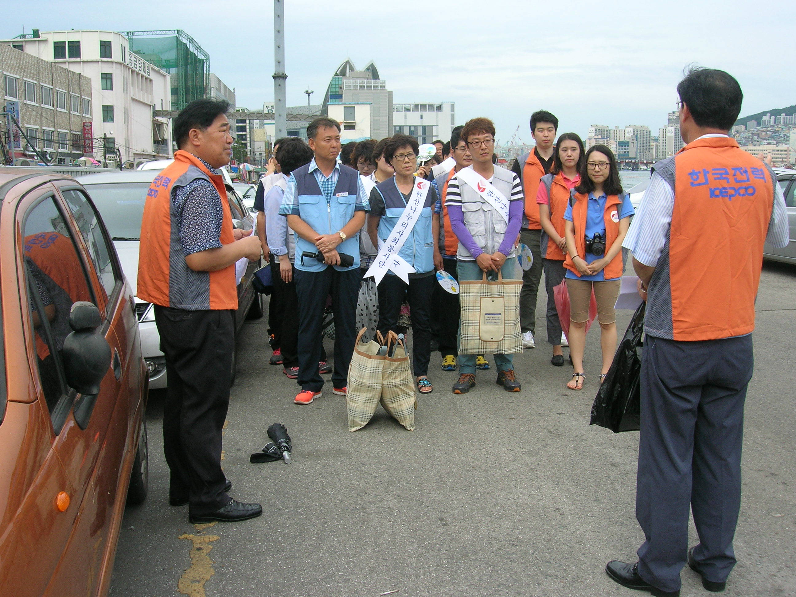 충무동 자갈치 시장 일대 한전 중부산지사와 합동으로 정화작업