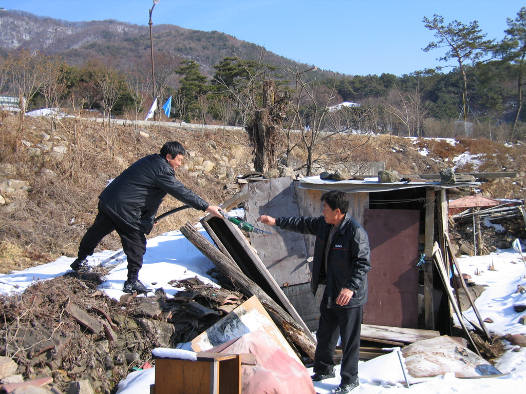 천안지점, 불우 조손가정 방문해 난방유 등 지원