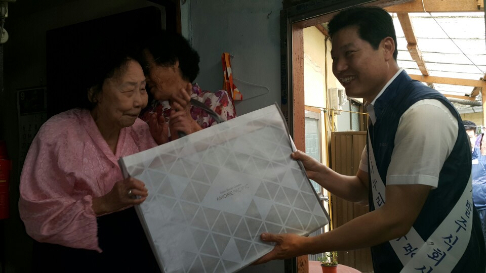 추석맞이 홀몸어르신 생활용품 선물세트 전달