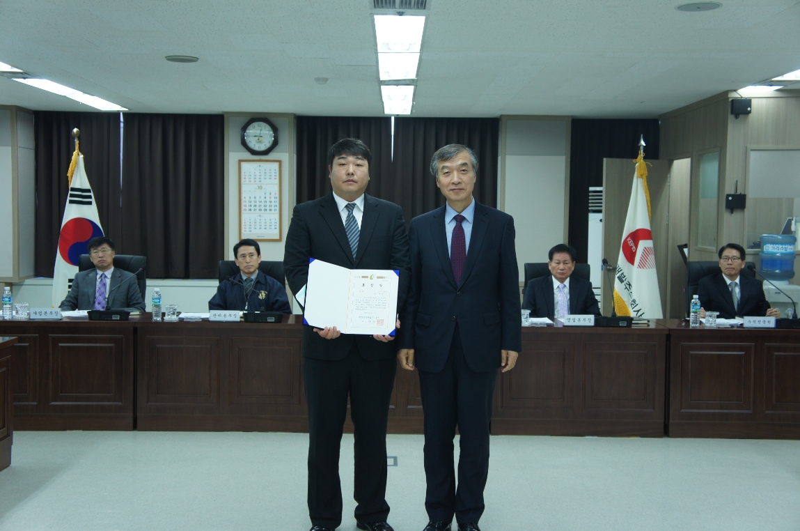 시상식사진
 - 사장님과 함께