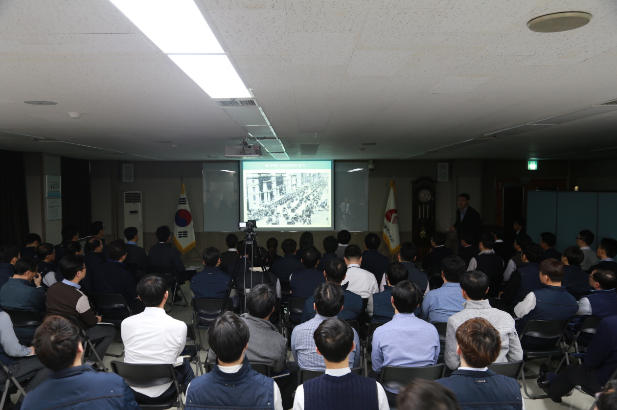 에너지 혁명 2030'이라는 주제로 사장님 특강(뒤쪽)