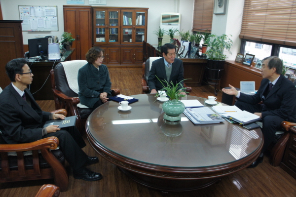 시상식사진3 - 사장실에서 이야기 나눔