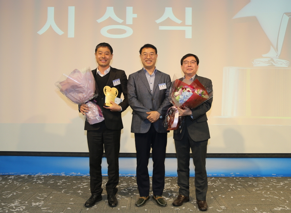 우수상 시상식 - 사진설명 아래 문단에 있습니다.