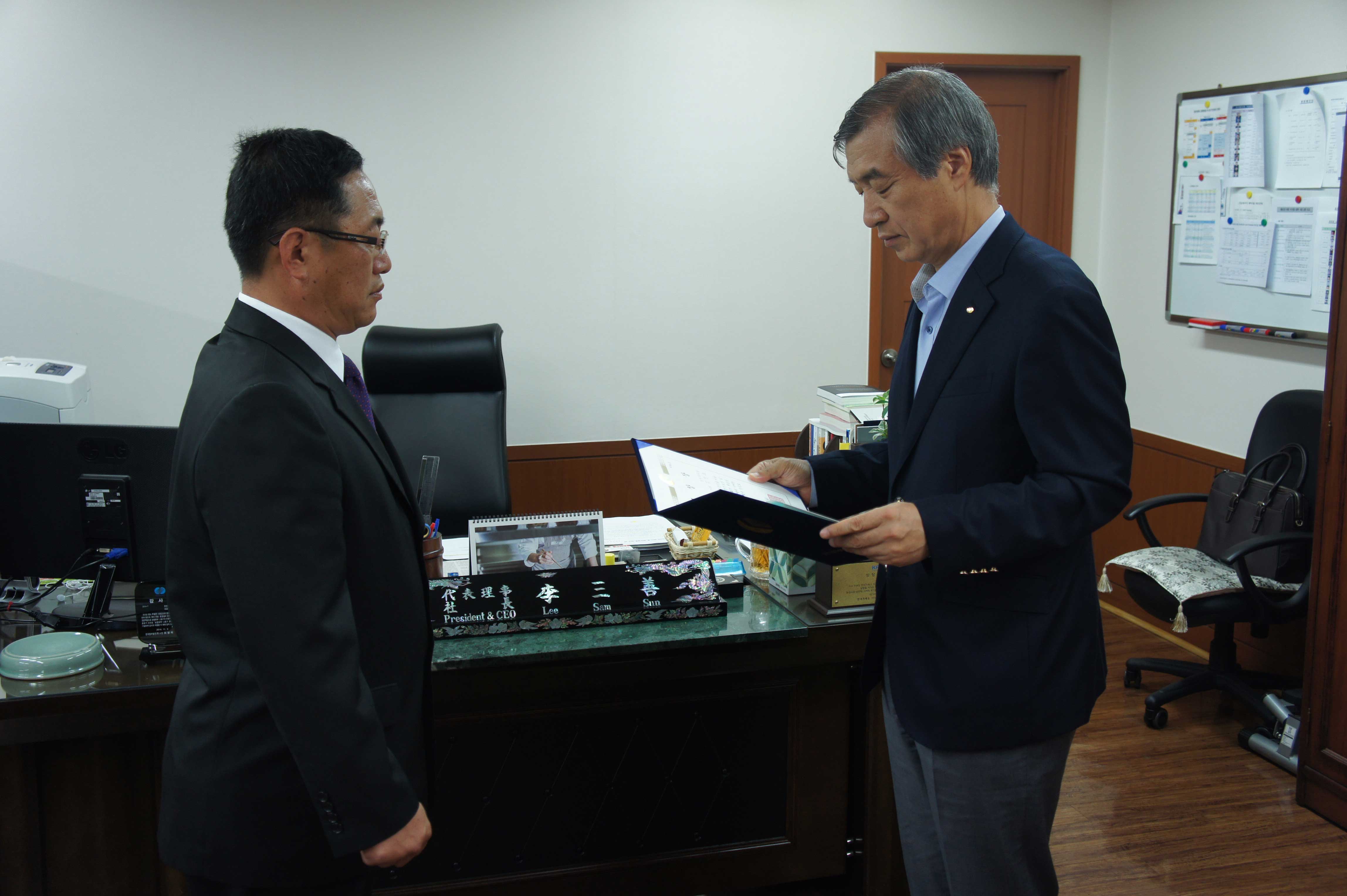 시상식사진1 -
 「한산을 빛낸 얼굴」16년 세번째(05월) 포상