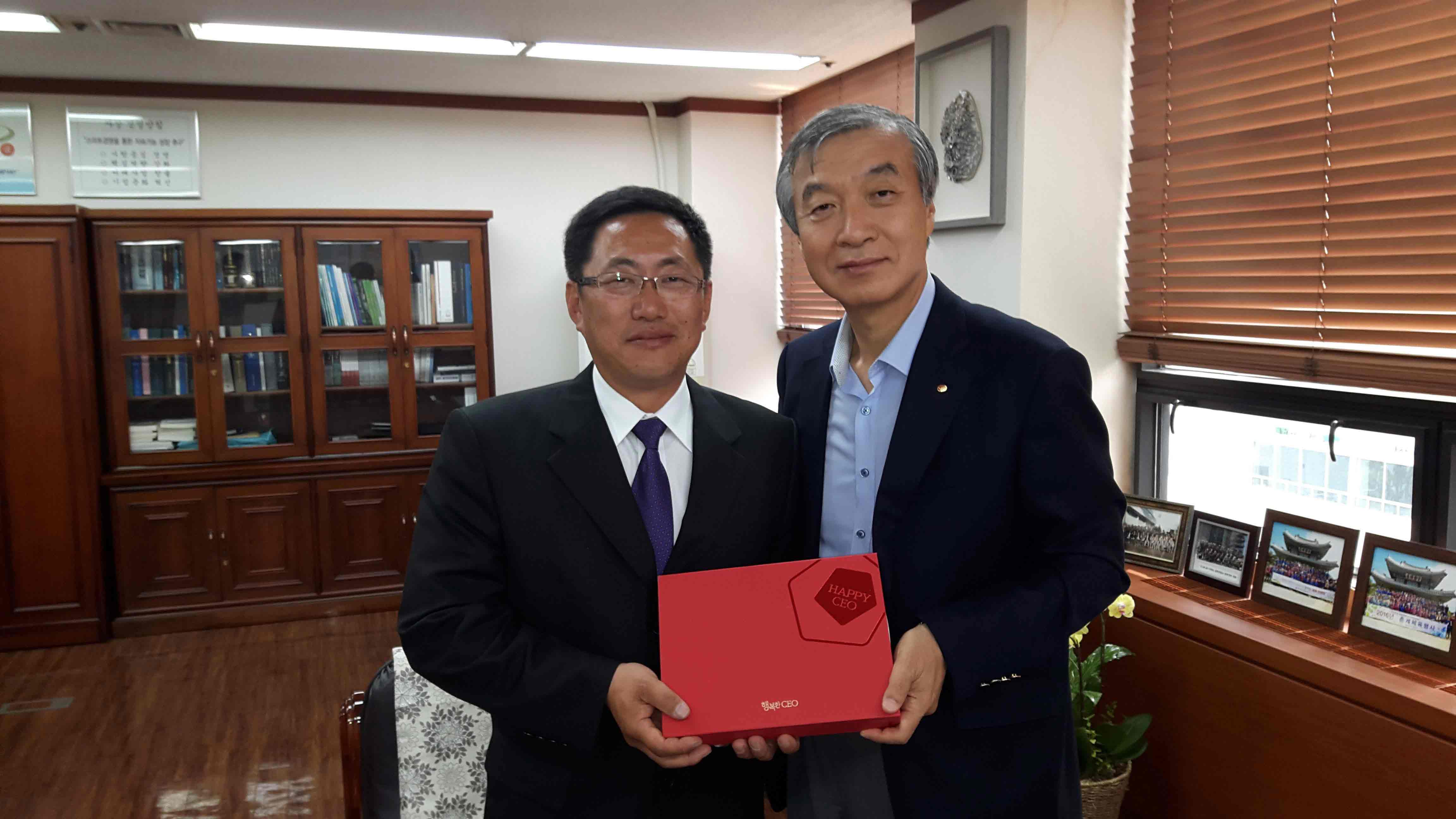 시상식사진3 - 사장님과 함께